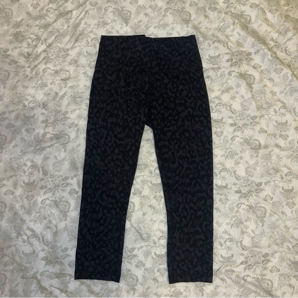 Lululemon Formation Camo HR 21” Crops Sz 8 - Picture 3 of 6